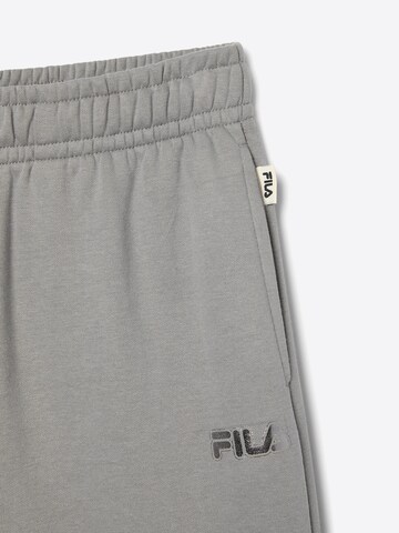 Regular Pantalon 'CALICE regular wide graphic sweat pants' FILA en gris