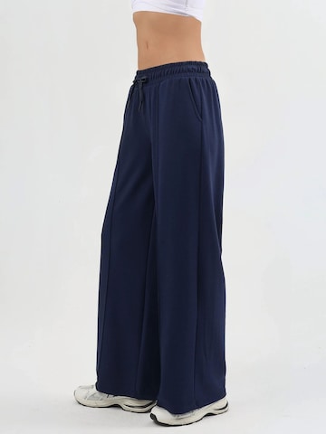 Busem - Regular Calças em azul