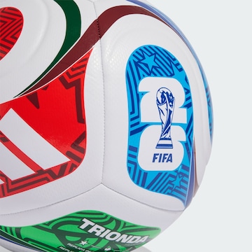 Pallone 'FIFA World Cup 26 Trionda' di ADIDAS PERFORMANCE in bianco