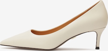 Kazar Pumps in Beige: front