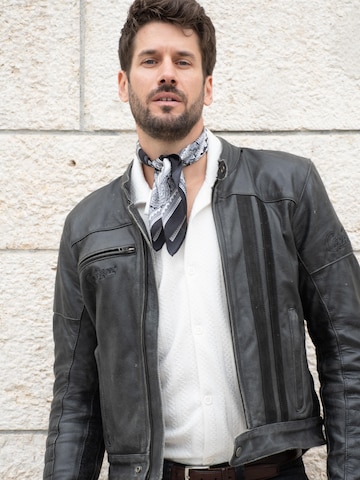 MayTree - Chal en negro