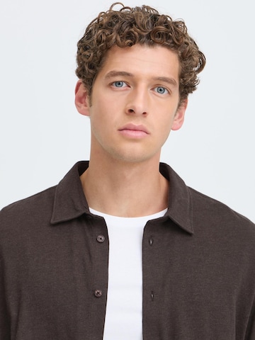 Casual Friday - Ajuste regular Camisa 'CFARKAN' en marrón