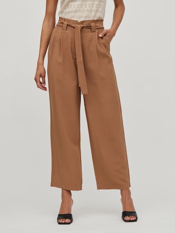 VILA Pleat-Front Pants 'Karen' in Brown: front
