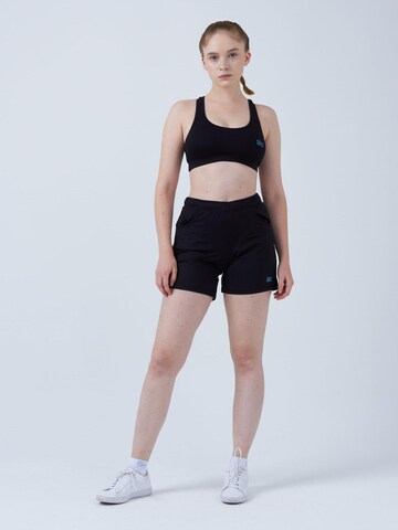 SPORTKIND - Loosefit Pantalón deportivo 'Bermuda Shorts' en negro
