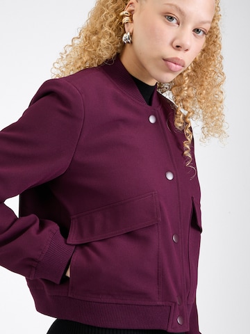 raudona VERO MODA Demisezoninė striukė 'Amala'