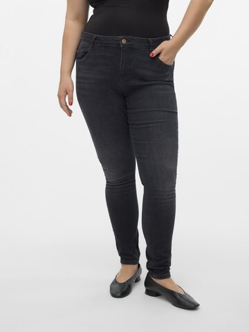 Vero Moda Curve Regular Jeans 'VMLux' in Black: front