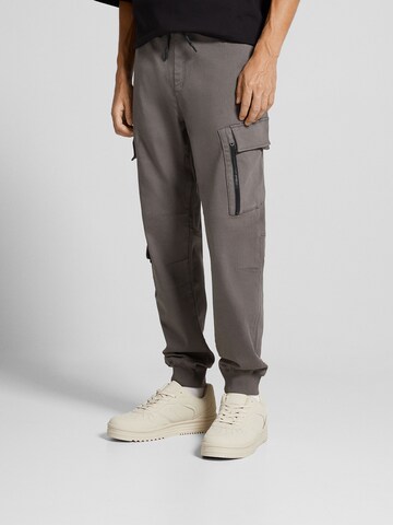 Tapered Pantaloni cu buzunare de la Bershka pe gri: față