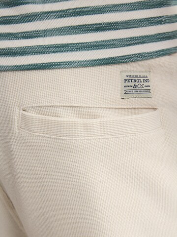 Petrol Industries Regular Chinohousut värissä valkoinen