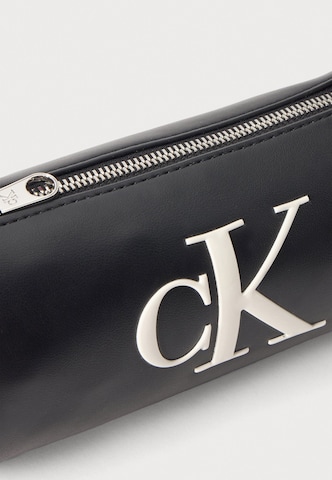 Calvin Klein - Mala de ombro em preto: frente