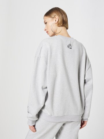 VIERVIER - Sweatshirt 'Samia' em cinzento