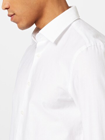 Coupe regular Chemise business 'HAL' BOSS Black en blanc