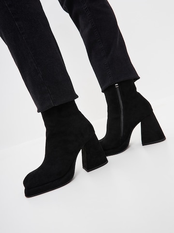 CESARE GASPARI Ankle Boots in Black: front