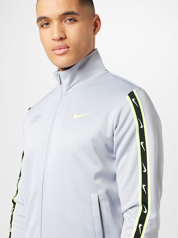 Nike Sportswear - Sudadera con cremallera en gris