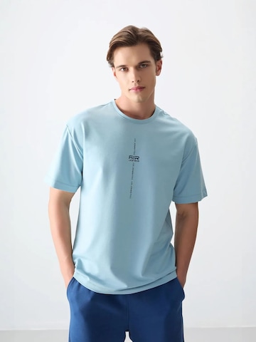 Tommy Life T-Shirts in Blau: Vorderseite