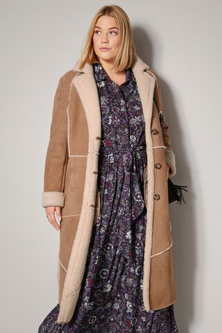 Sara Lindholm Winter Coat in Brown: front