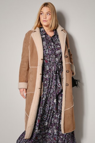 Sara Lindholm Winter Coat in Brown: front