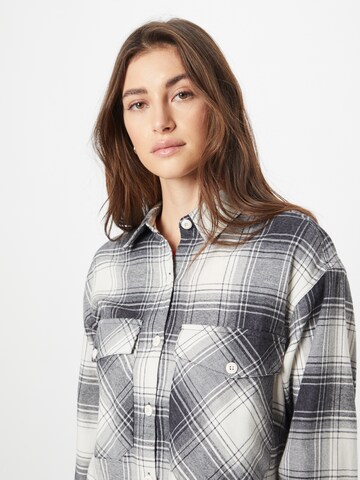 Urban Classics Blouse in Zwart