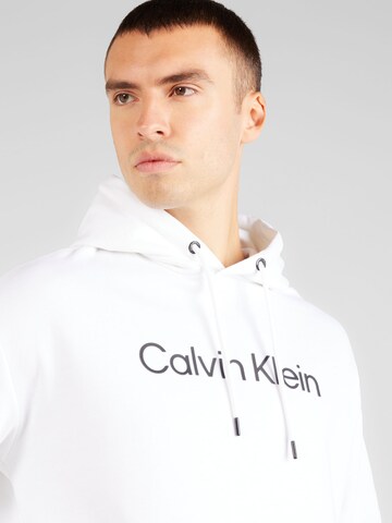 Bluză de molton de la Calvin Klein pe alb