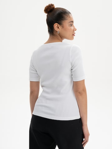 T-shirt 'JASLEEN' MELA en blanc