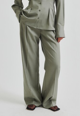 SECOND FEMALE Wide leg Pleat-Front Pants in Green: front