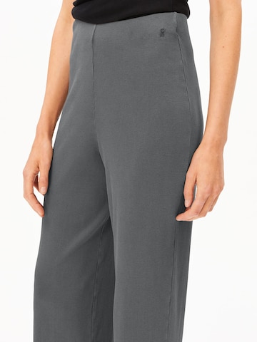 évasé Pantalon ARMEDANGELS en gris