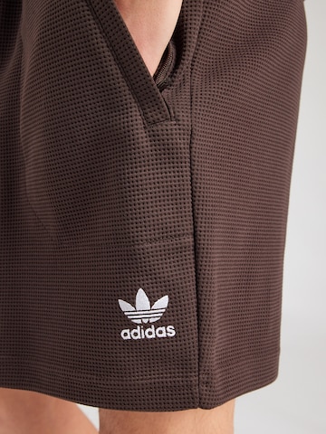 ADIDAS ORIGINALS Szabványos Nadrág 'ESS' - barna