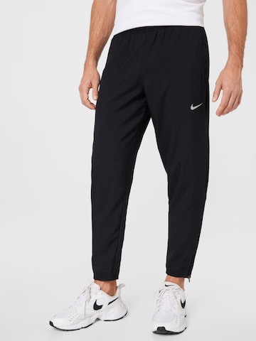 NIKE Дънки Tapered Leg Спортен панталон 'Challenger' в черно: отпред