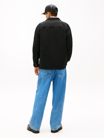 Tommy Jeans Prehodna jakna 'ESSENTIAL' | črna barva