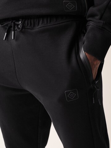 Tapered Pantaloni funzionali di Next in nero