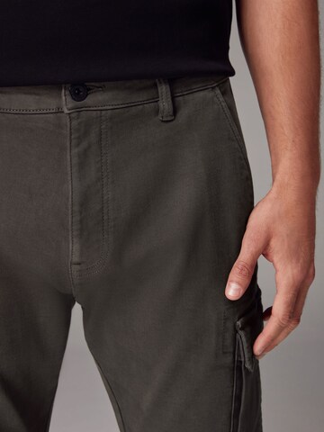 Next - Tapered Pantalón cargo en verde