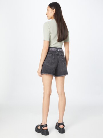 Superdry Regular Shorts in Grau