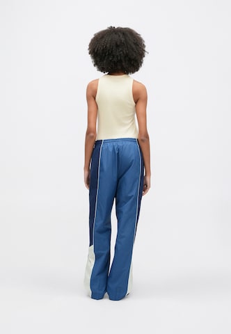 Nike Sportswear Bő szár Nadrág - kék