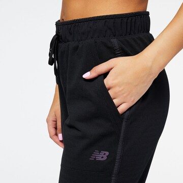 Effilé Pantalon de sport new balance en noir