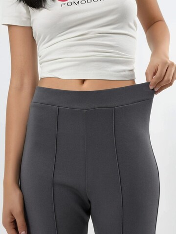 Flared Pantaloni 'Hose' di Hiccup in grigio