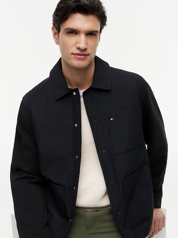 TOMMY HILFIGER Välikausitakki 'ESS' värissä musta