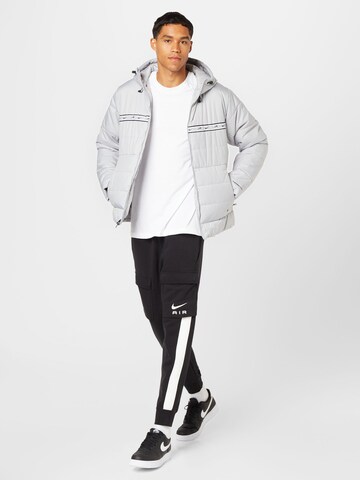 Nike Sportswear Φθινοπωρινό και ανοιξιάτικο μπουφάν 'REPEAT' σε γκρι