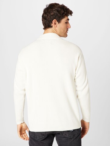 Pulover de la Calvin Klein Jeans pe alb