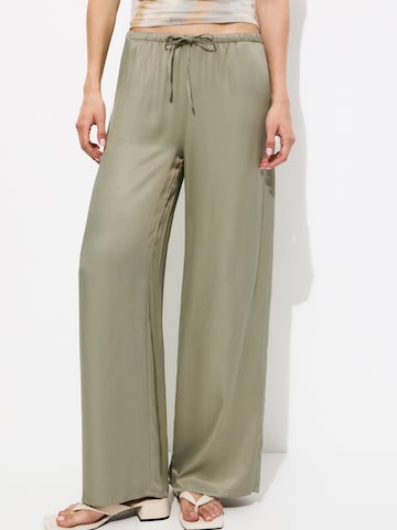 Pull&BearWide Leg/ Široke nogavice Hlače - zelena boja
