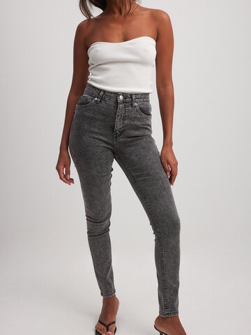 Skinny Jean NA-KD en gris : devant