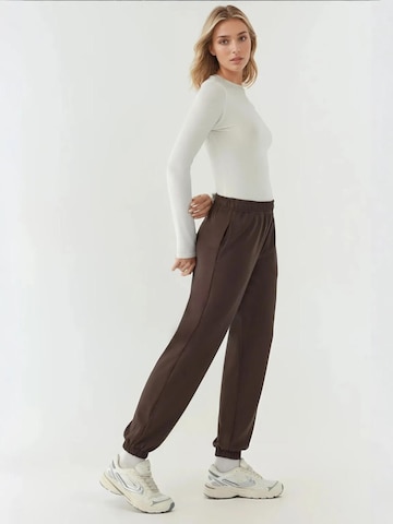 Hiccup Tapered Broek in Bruin
