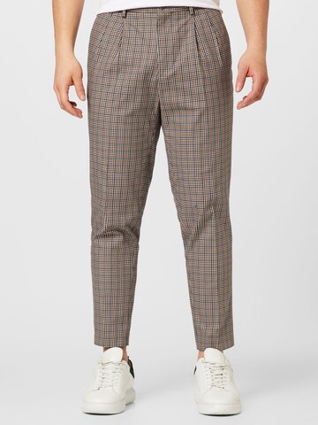 BURTON MENSWEAR LONDON - Tapered Pantalón plisado en marrón: frente