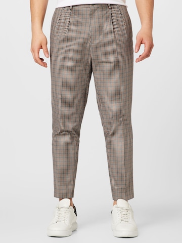 Effilé Pantalon à pince BURTON MENSWEAR LONDON en marron : devant