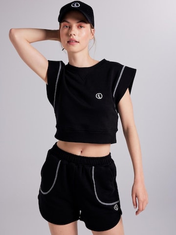 HOLLY LOLLY Sweatshirt in Zwart: voorkant