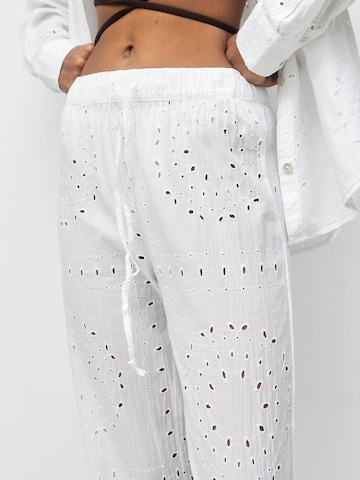 Pull&Bear Regular Trousers in White