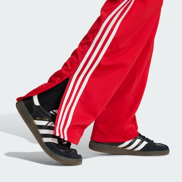 Loosefit Pantalon 'Firebird' ADIDAS ORIGINALS en rouge