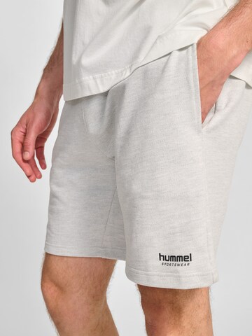 Hummel Loosefit Shorts in Grau