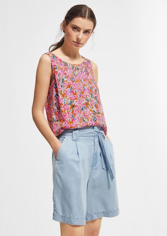 comma casual identity Blus i rosa: framsida