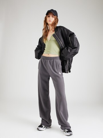 Abercrombie & Fitch Široke hlačnice Hlače 'APAC' | siva barva