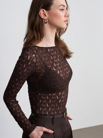 Dilvin Shirt in Braun: Vorderseite