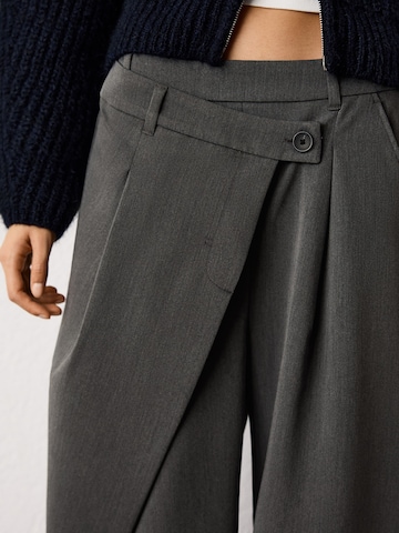 Bershka Широка кройка Панталон в сиво